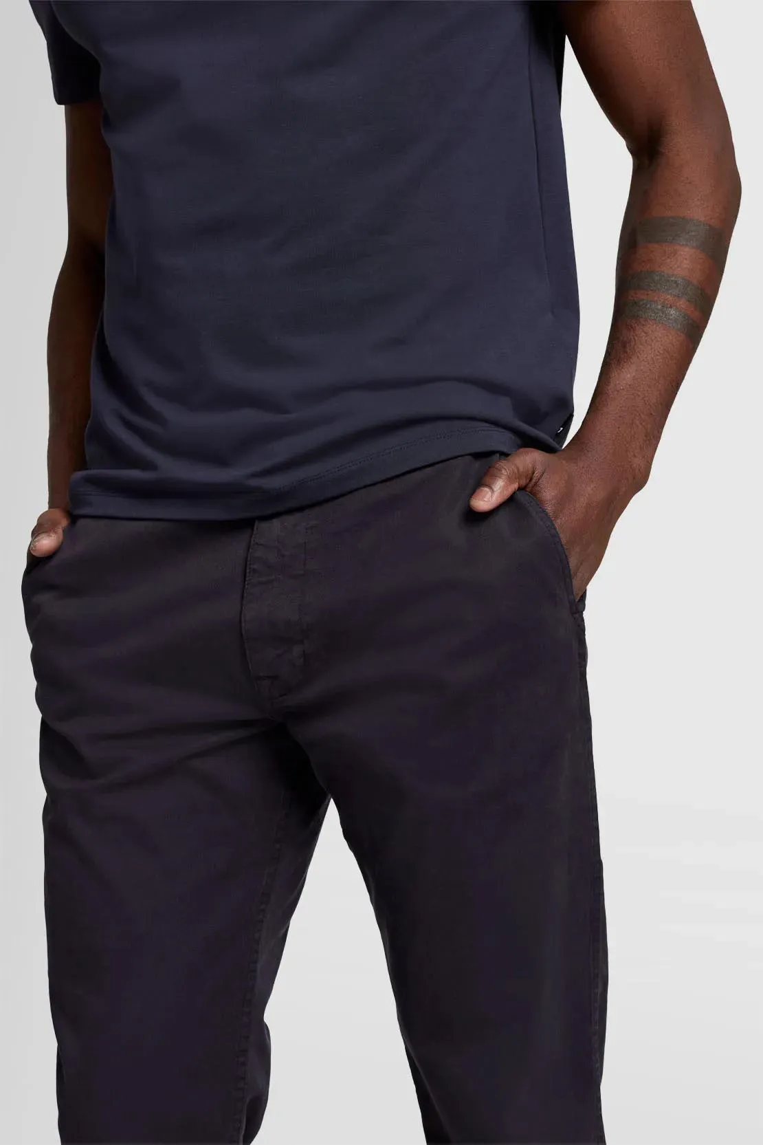 7 FOR ALL MANKIND - LUXE PERFORMANCE T-Shirt in Navy JSIM237LNA