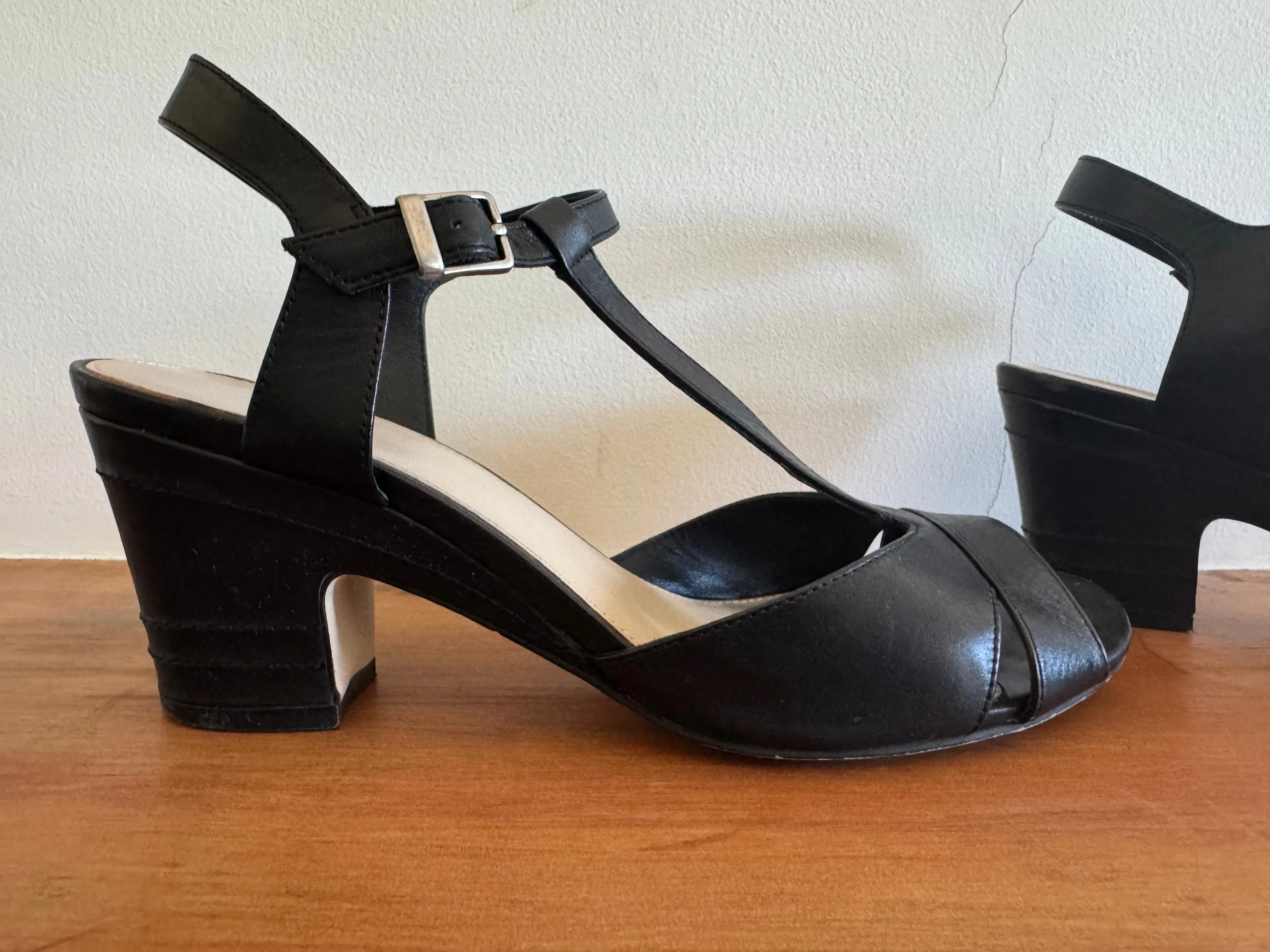 Vintage Wittner Leather Strappy Peep Toe T Bar Shows - Low heel